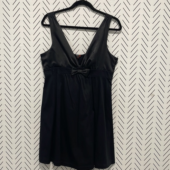 Guess Satin Little black dress, Deep V Neckline, Size L, Cocktails, Party, Date. - Picture 6 of 7